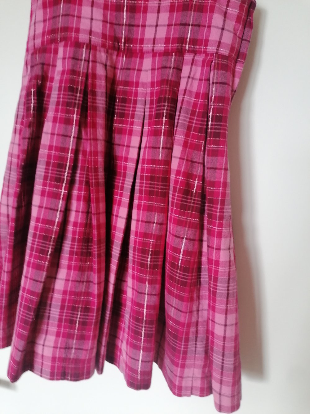 H&M: kariertes Trägerkleid mit Glanzfäden Gr. 122