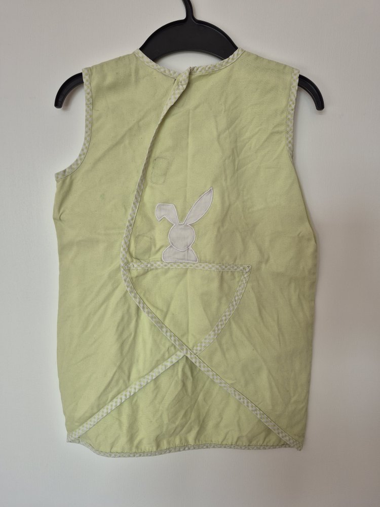 TCM: Osterhasenschürze für kleine BäckerInnen