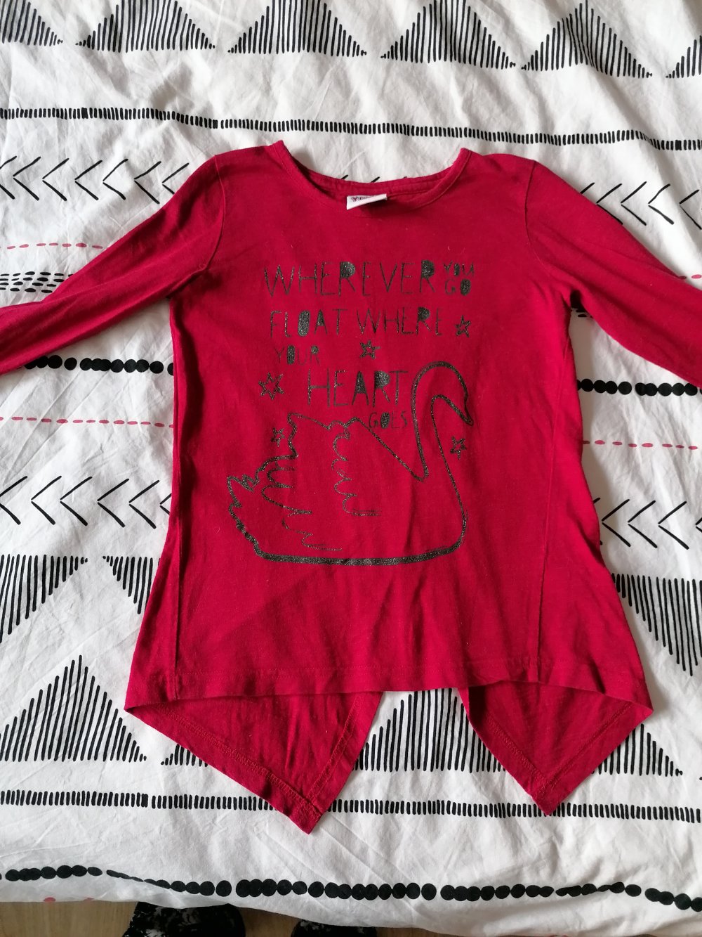 Ernsting's Family: rotes Zipfelshirt mit Glitzerschwan Gr. 134/140