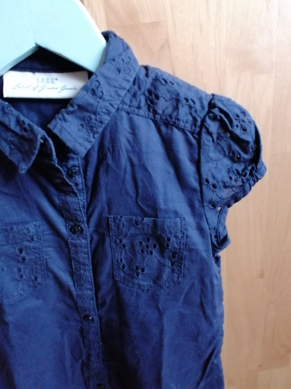 H&M: dunkelblaue Kurzarmbluse mit Lochstickerei Gr. 116