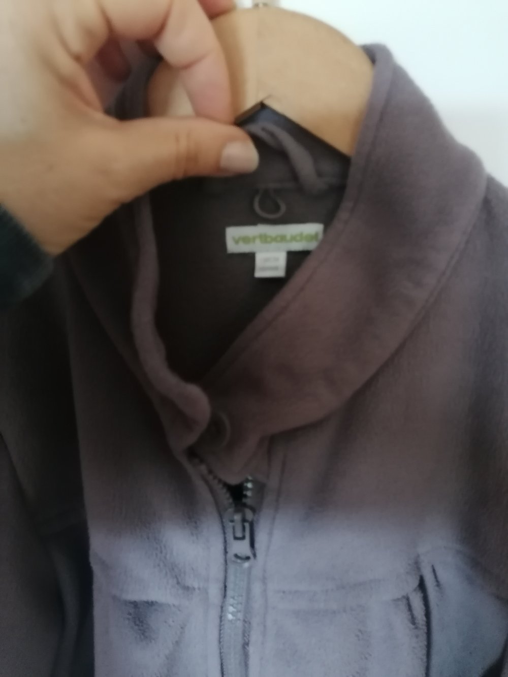 Vertbaudet: taupe-/fliederfarbene Fleecejacke Gr. 138