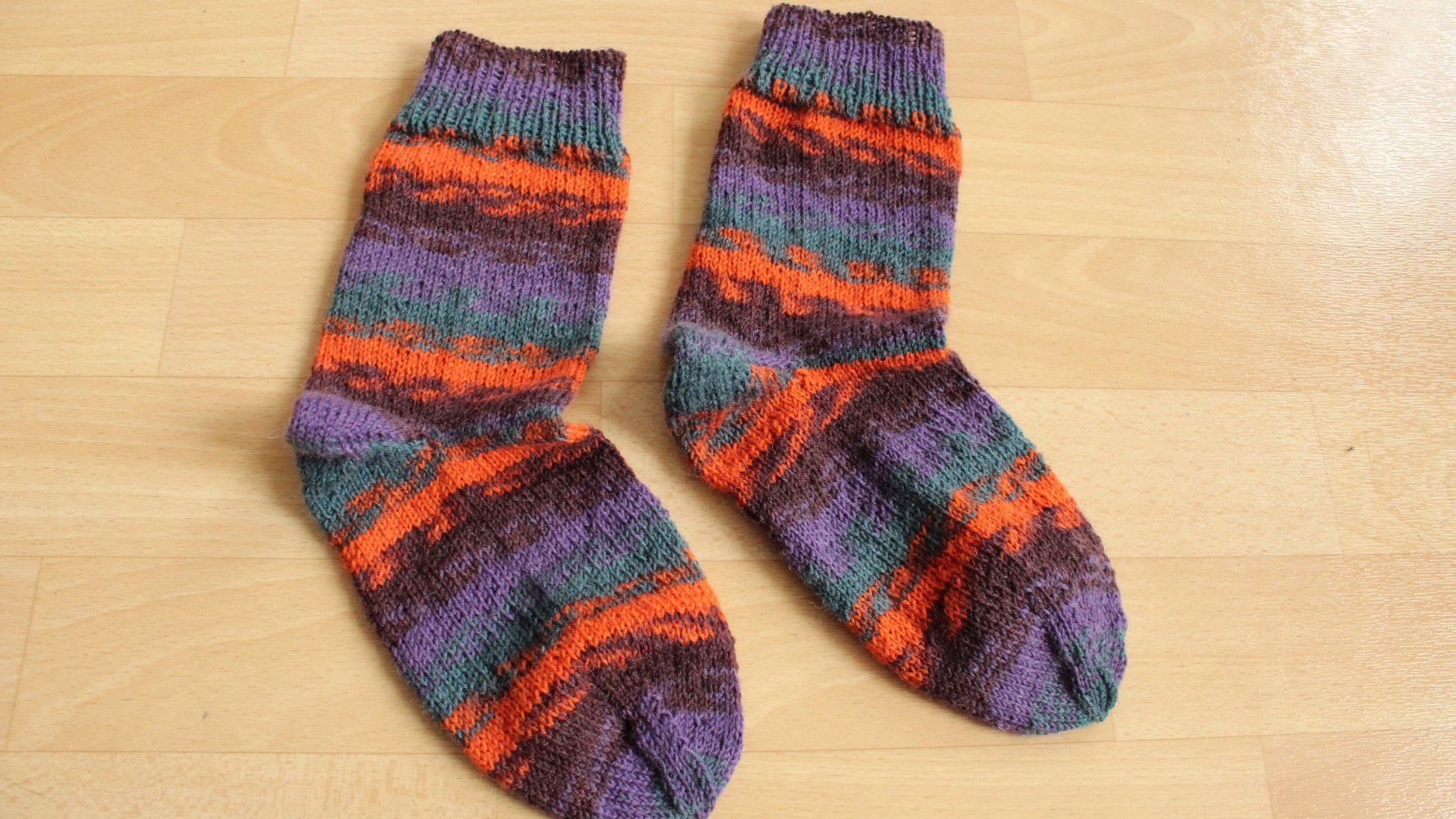 Selbstgestrickte Wollsocken