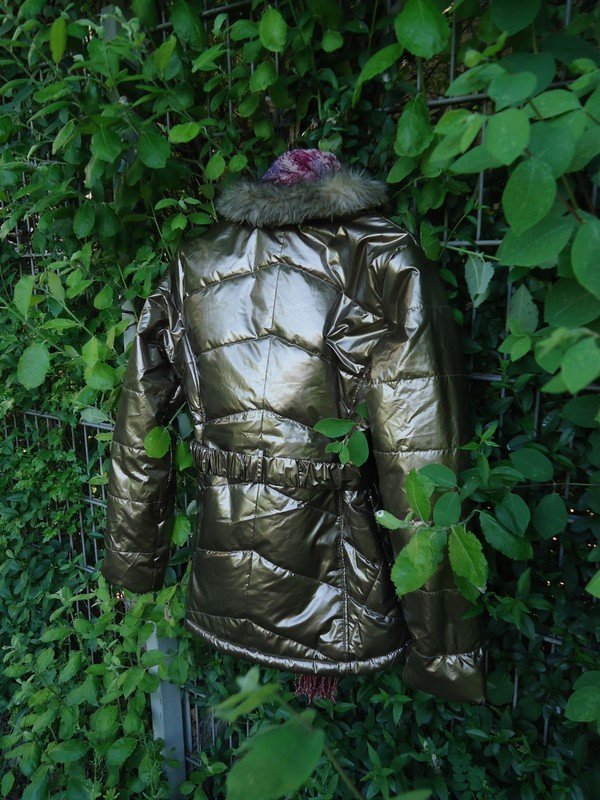 Steppjacke im Metallic-Look mit Webpelz