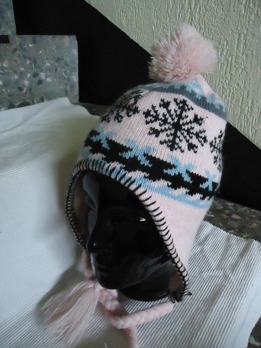 Strickmütze mit Bommel