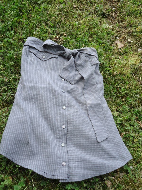 Leichtes, luftiges Sommerrock mit Knopfleiste und Gürtel