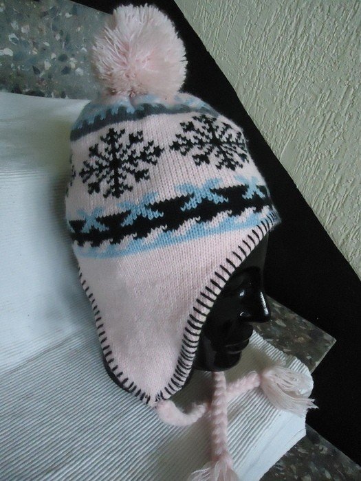 Strickmütze mit Bommel