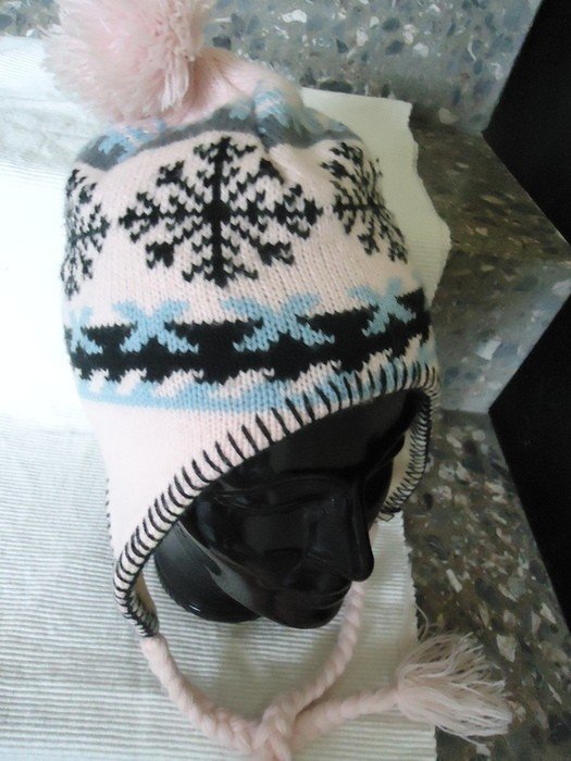 Strickmütze mit Bommel