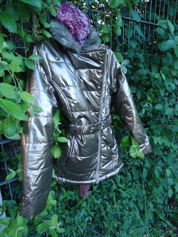 Steppjacke im Metallic-Look mit Webpelz