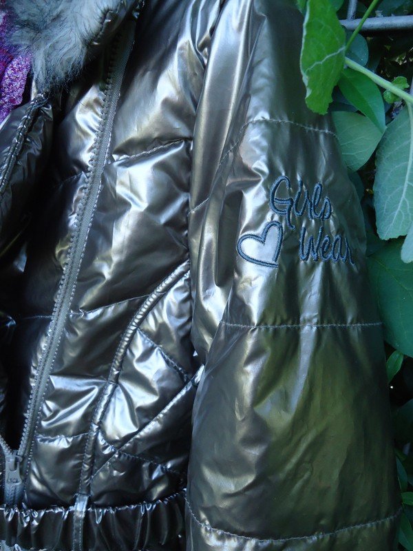 Steppjacke im Metallic-Look mit Webpelz