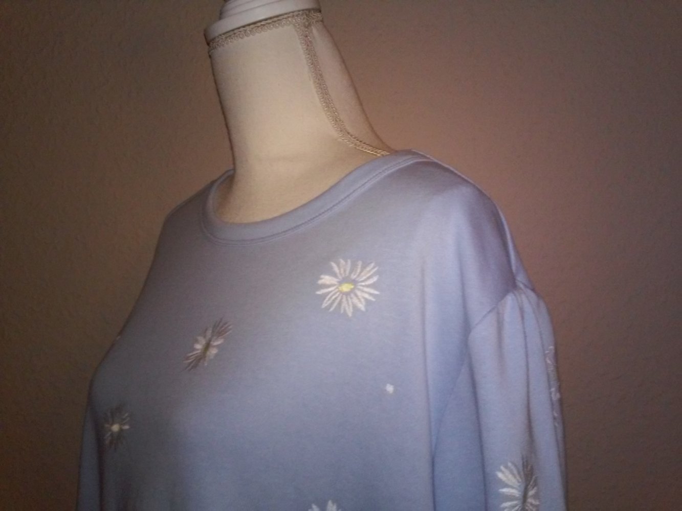 Neu! Pullover Sweatshirt Rundhals - hellblau/weißblüten -mit Etikett