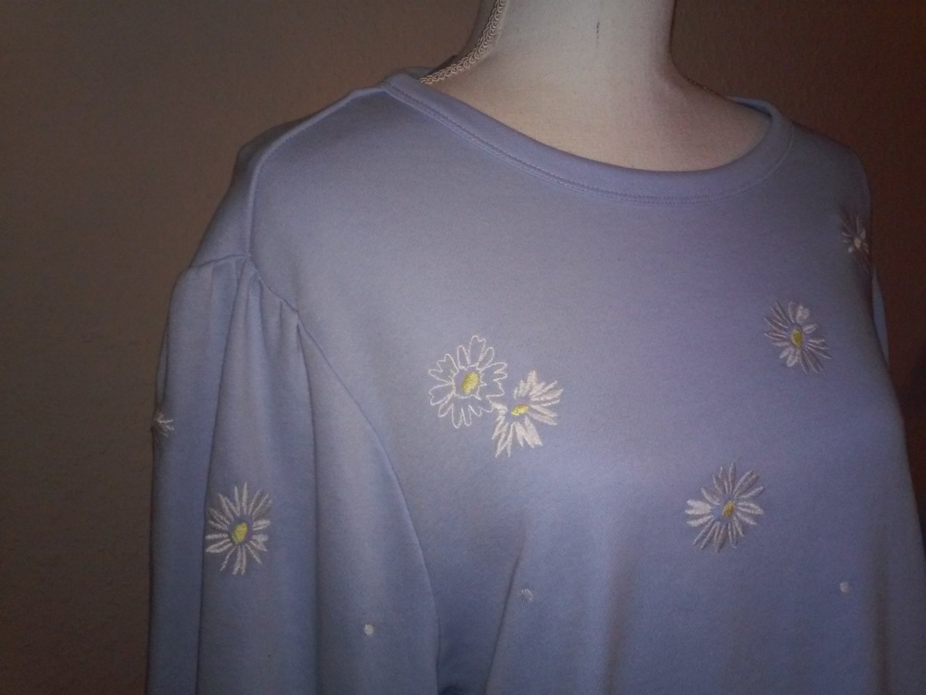 Neu! Pullover Sweatshirt Rundhals - hellblau/weißblüten -mit Etikett