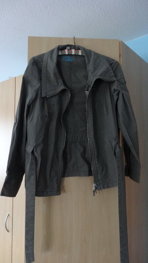 leichte Jacke in khaki/olivgrün