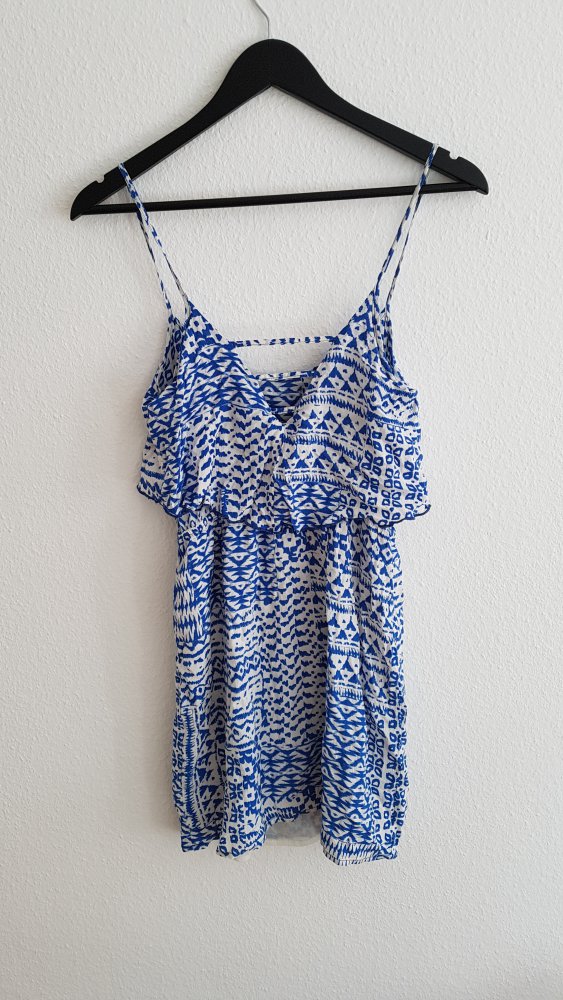 kurzes sommerliches Kleid mit Spaghettiträgern