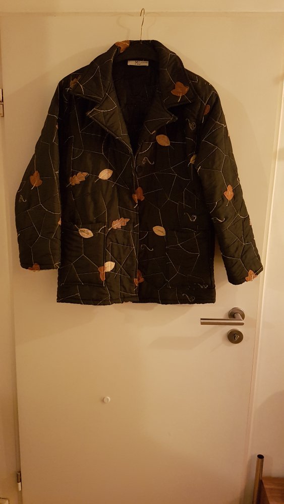 Gefütterte Schwarze Herbst/Winter Jacke mit Blättern