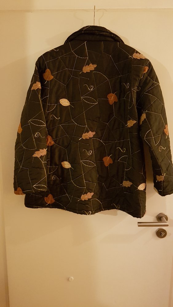 Gefütterte Schwarze Herbst/Winter Jacke mit Blättern