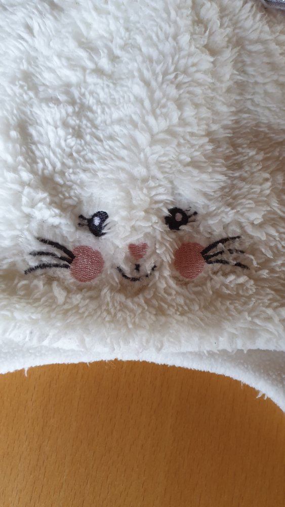 weiße Mütze mit Katze