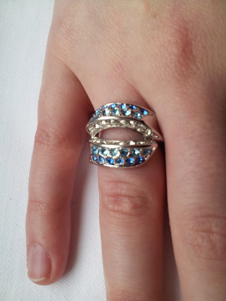 Ring mit blauen Steinen, Strass, filigran, Silber, 