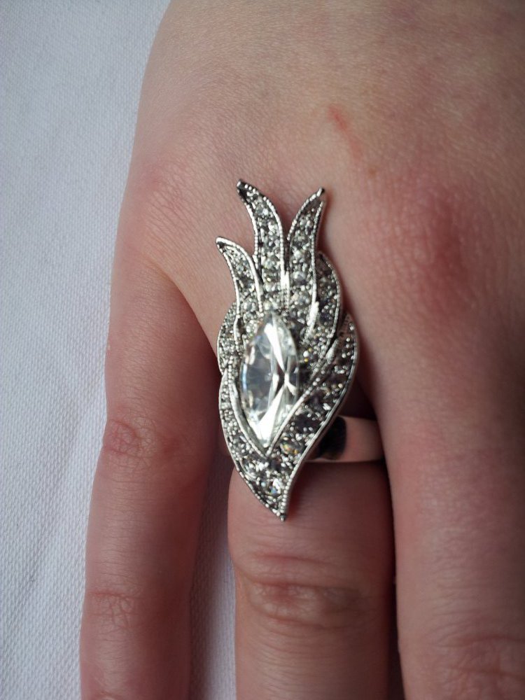 silberfarbener Fingerring mit transparenten Strass Steinen