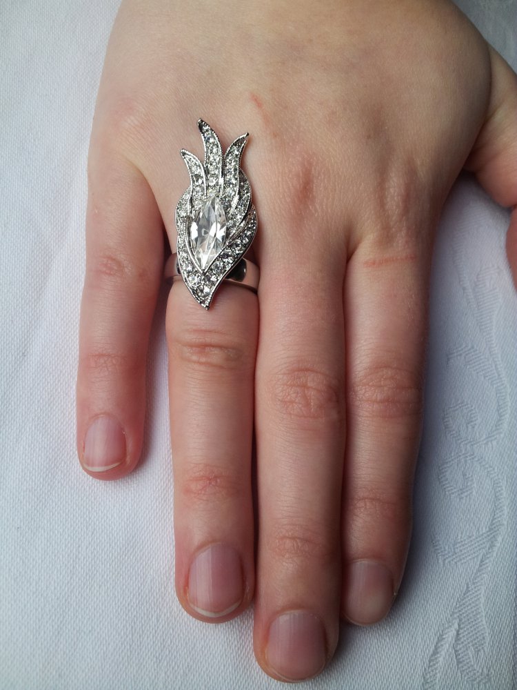 silberfarbener Fingerring mit transparenten Strass Steinen