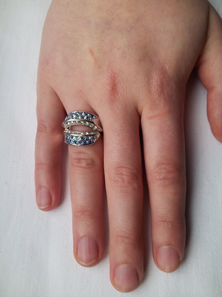 Ring mit blauen Steinen, Strass, filigran, Silber, 