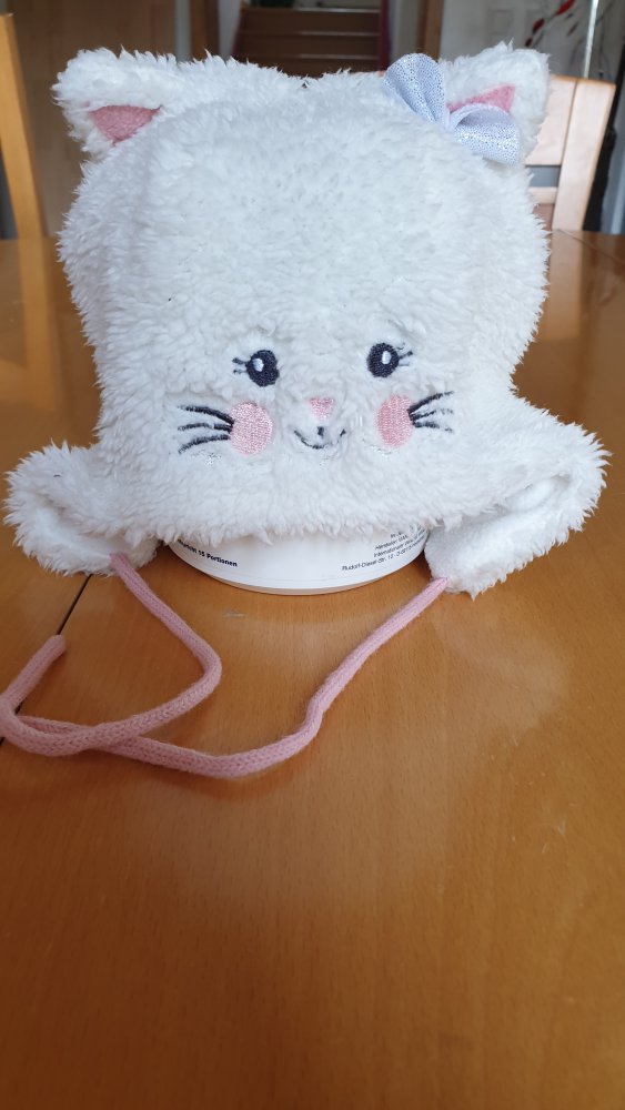weiße Mütze mit Katze
