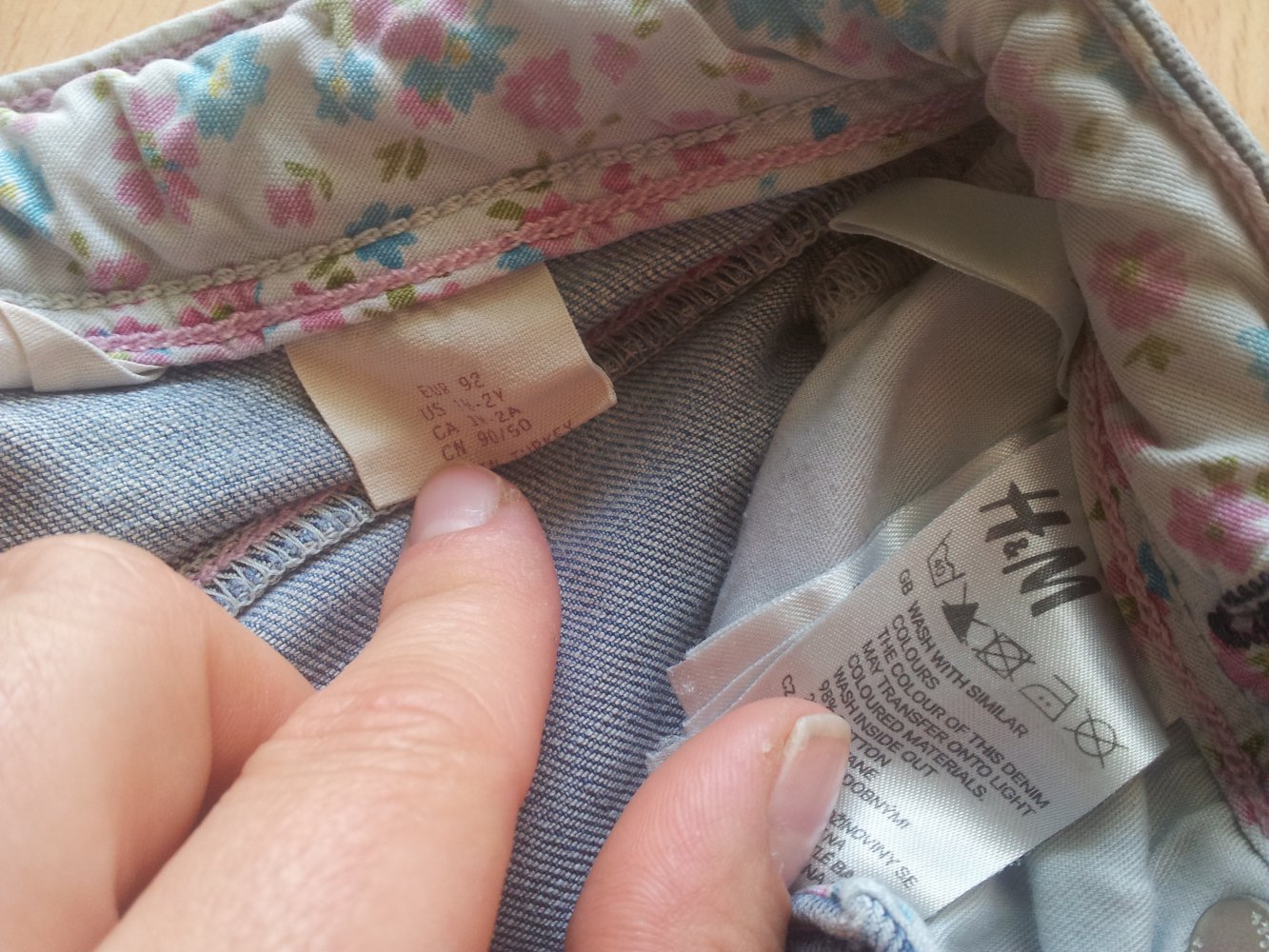 Jeans H&M  Boot-Cut blau Used-Look Aufnäher Gr. 92 Blume