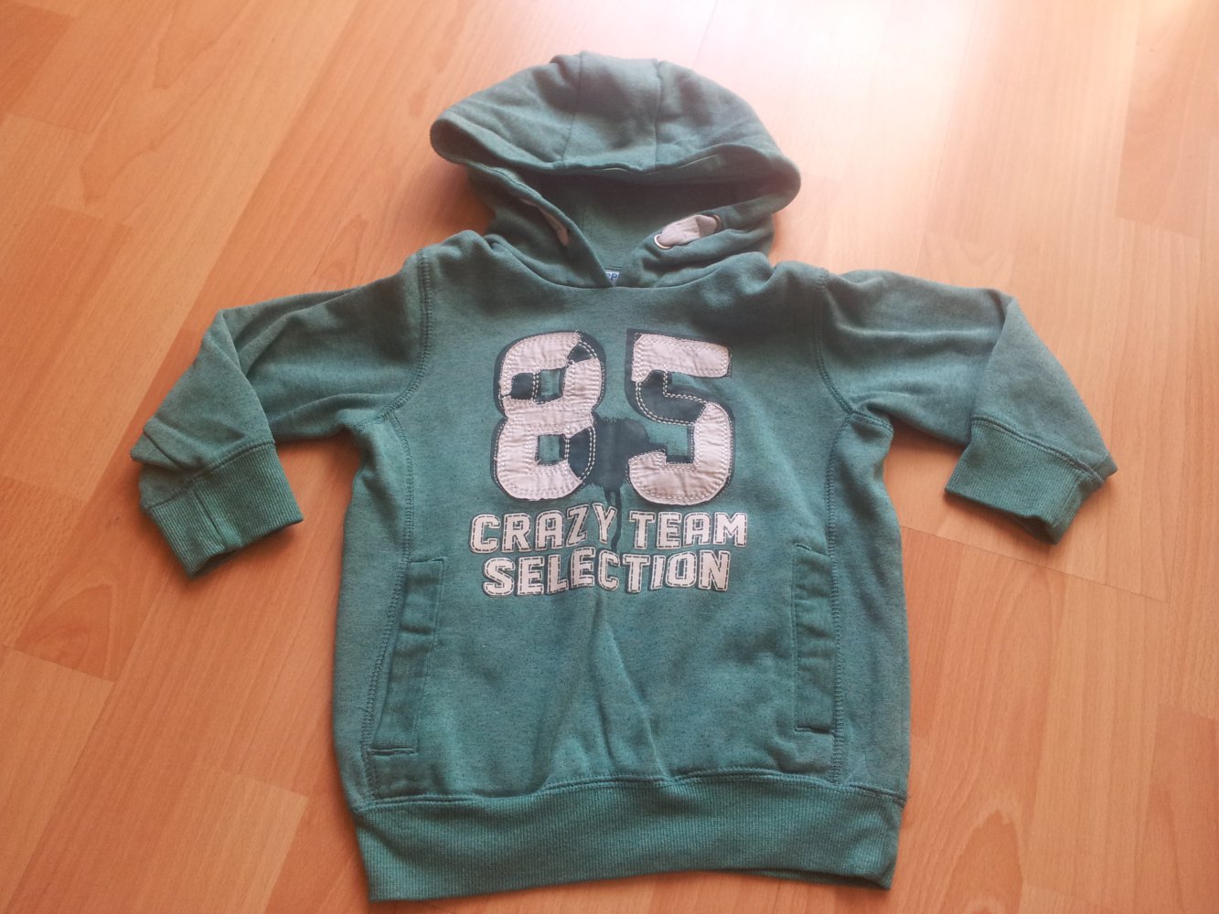  Kapuzenpullover grün weiß Gr. 104