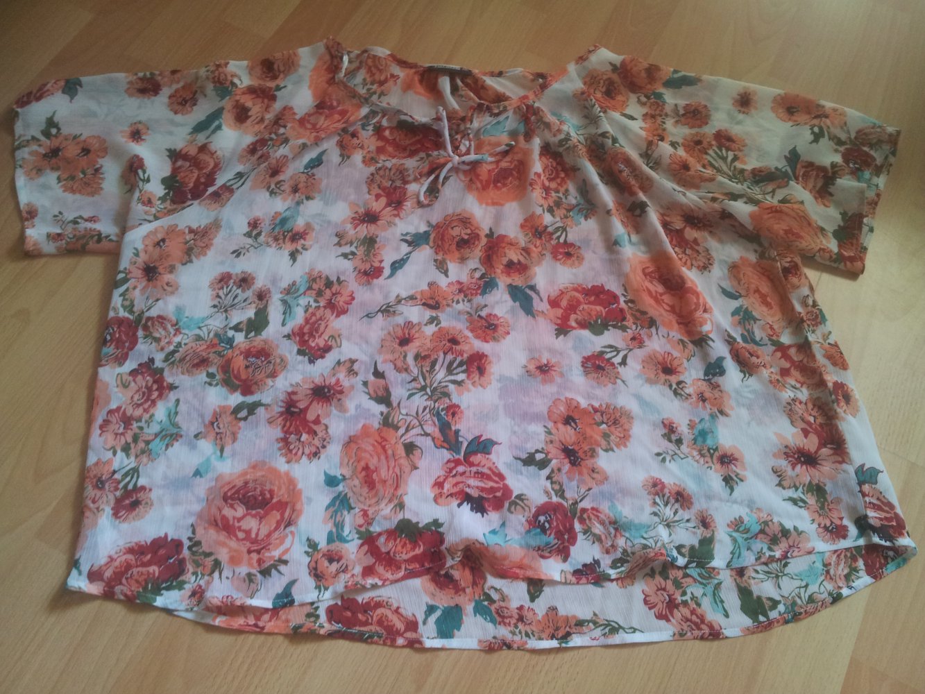  kurze Bluse weiß rot Blumen Rose durchsichtig Gr. XXL 