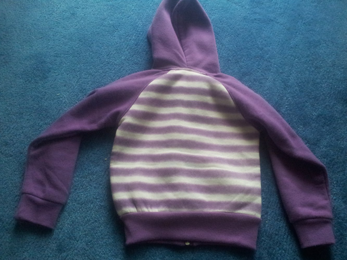 Kaputzenjacke lila weiß Streifen Teddy Strass Glitzer Gr. 98/104