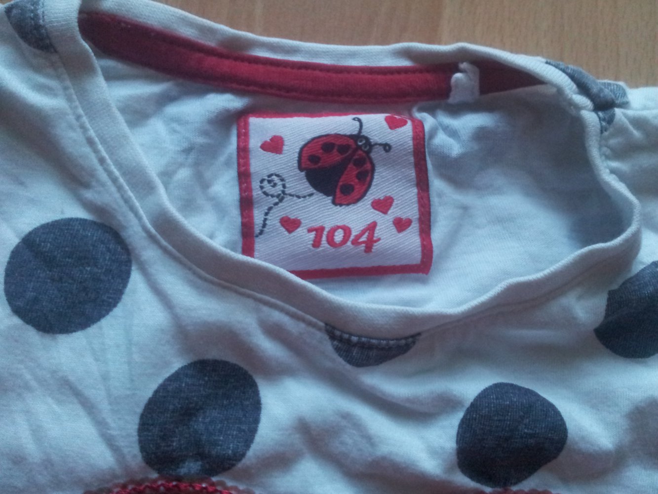 Shirt weiß dunkegraue Punkte Pailletten Herz rot Gr. 104