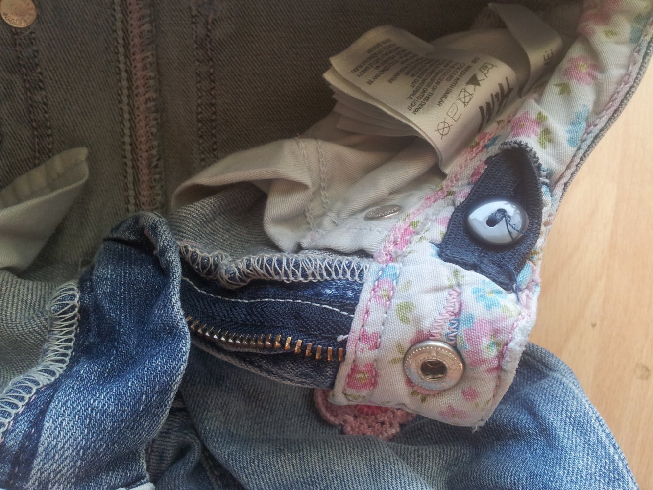 Jeans H&M  Boot-Cut blau Used-Look Aufnäher Gr. 92 Blume