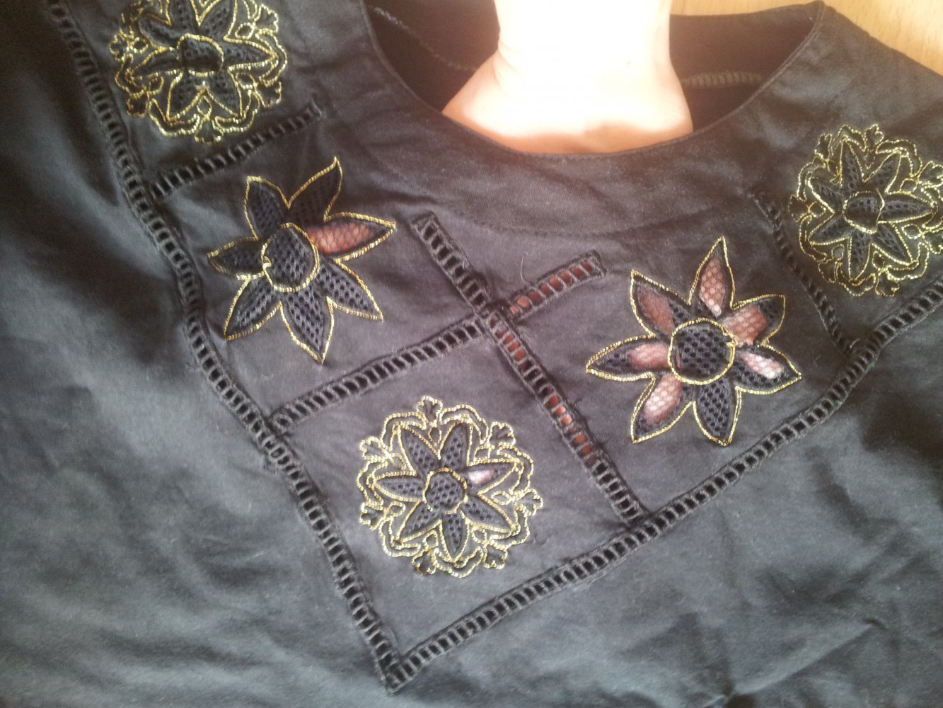  Shirt schwarz gold Blumen Cut Outs Gr. 50