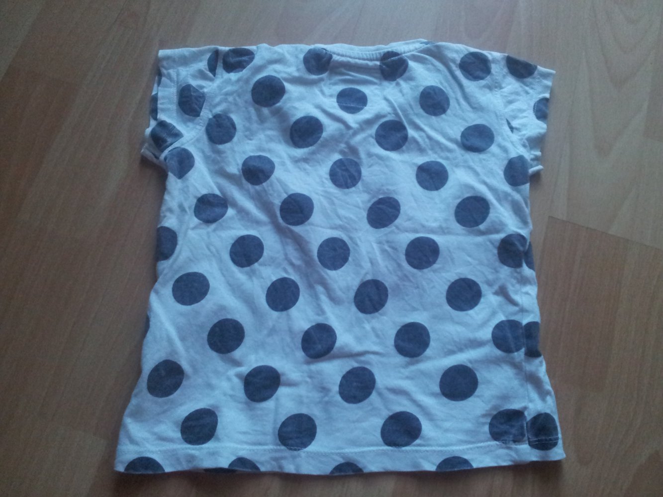 Shirt weiß dunkegraue Punkte Pailletten Herz rot Gr. 104