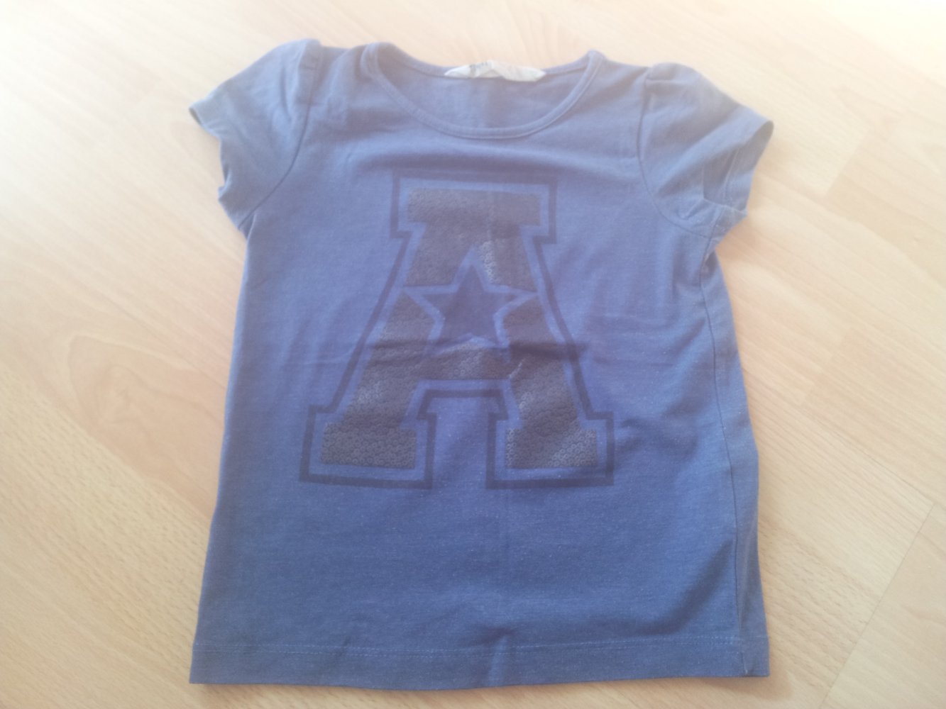 Shirt H&M dunkelblau schwarz Buchstabe A Gr. 98/104