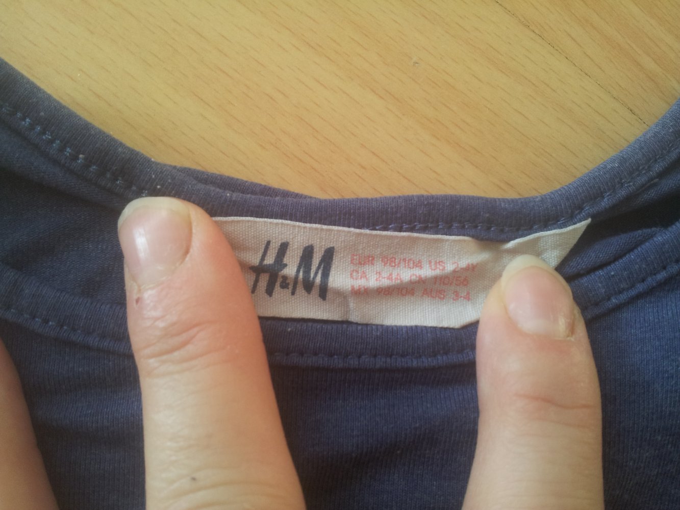 Shirt H&M dunkelblau schwarz Buchstabe A Gr. 98/104