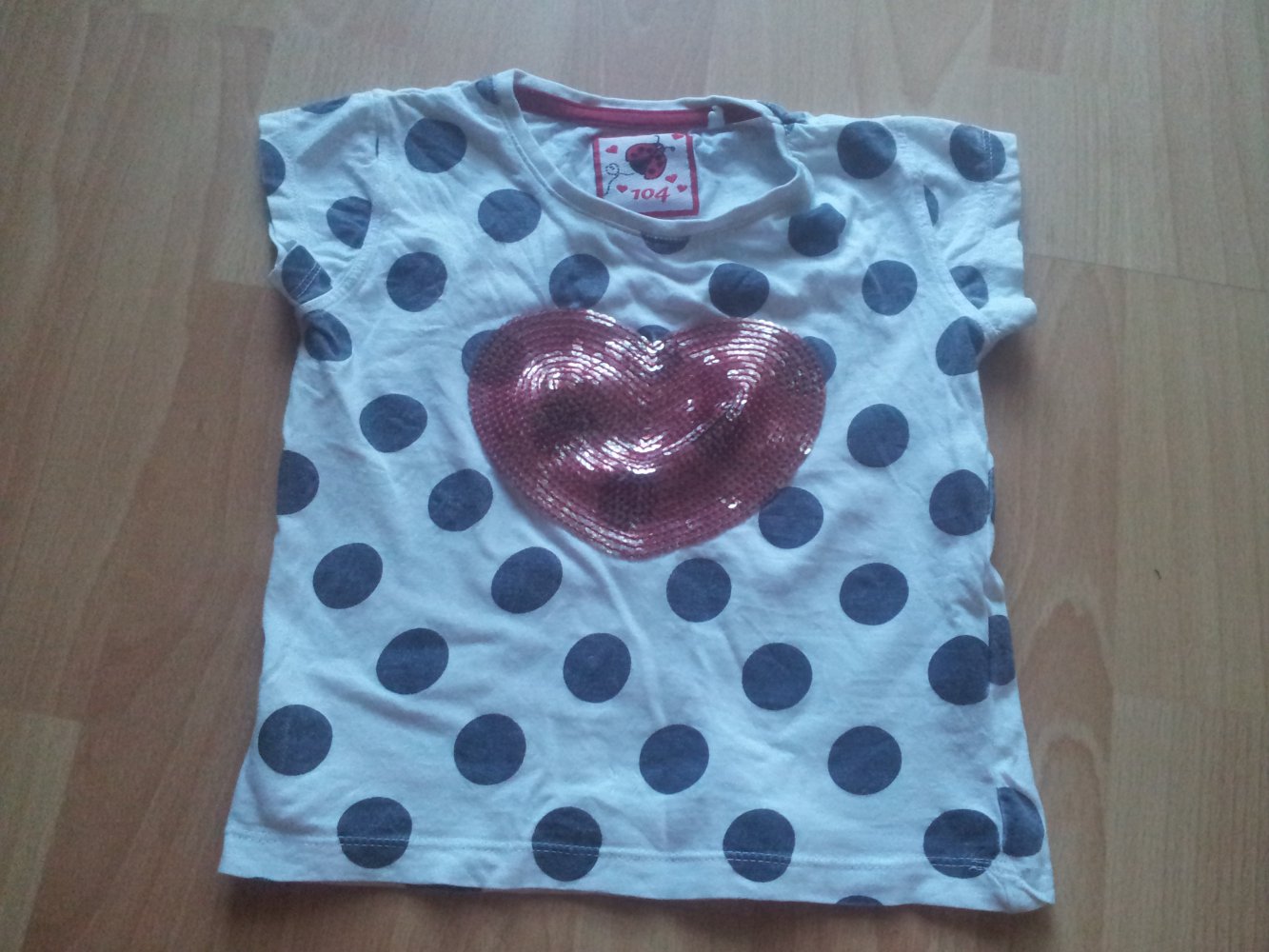 Shirt weiß dunkegraue Punkte Pailletten Herz rot Gr. 104