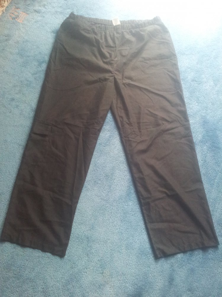Stoffhose schwarz Gr. 46 mit Tasche am Bein