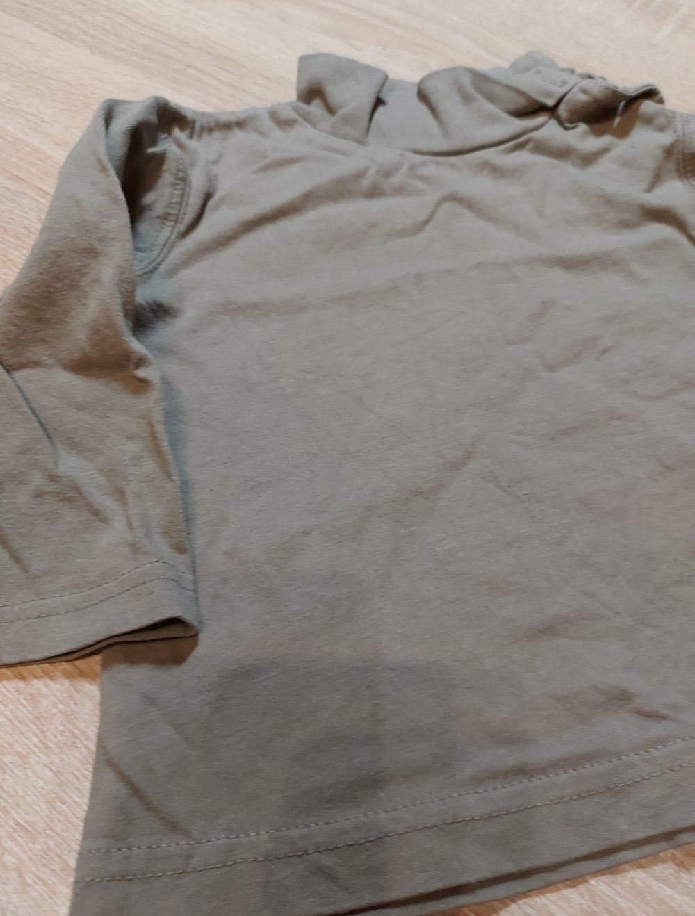 Khaki farbenes Langarmshirt mit kleinem Kragen Größe 80 Kik