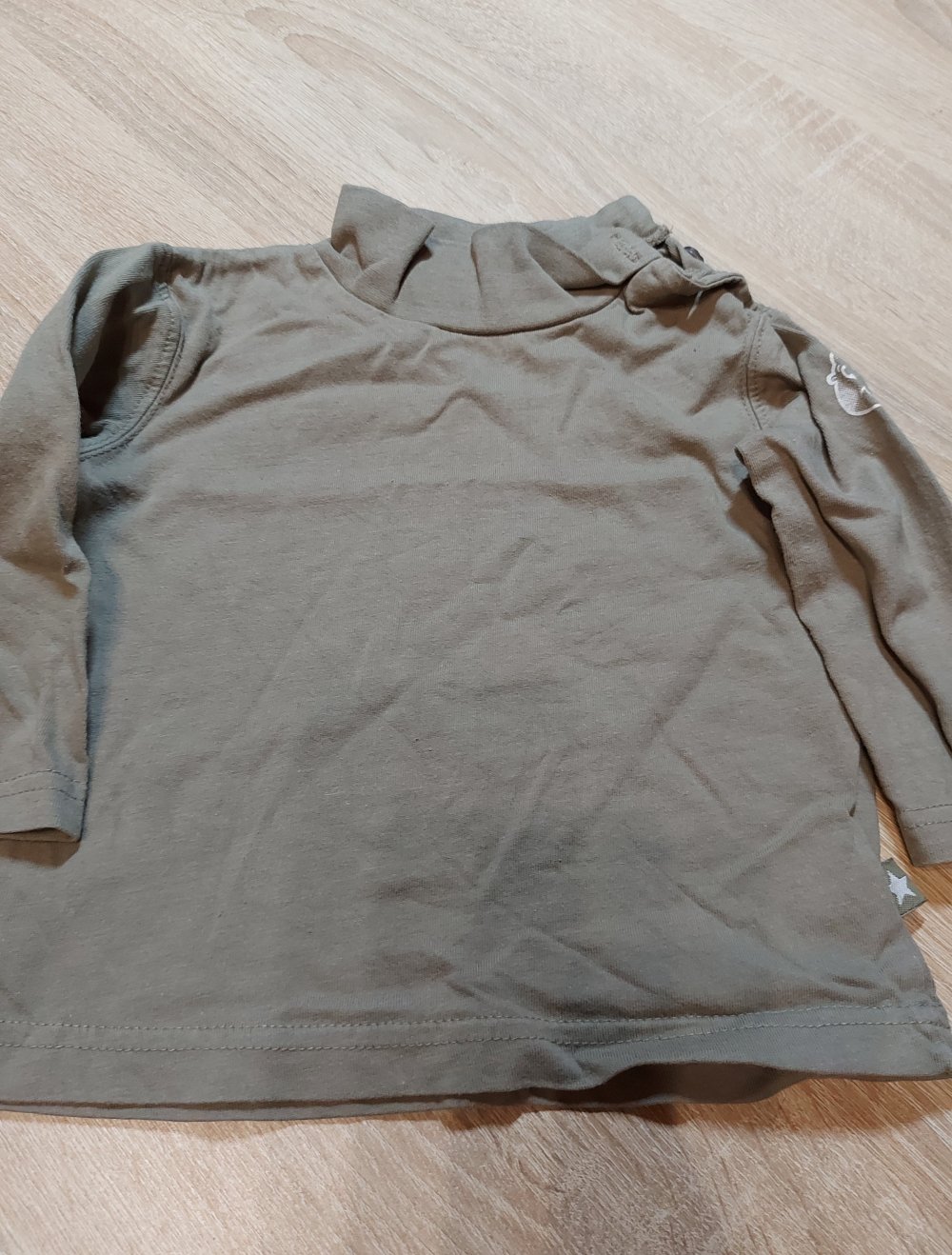 Khaki farbenes Langarmshirt mit kleinem Kragen Größe 80 Kik
