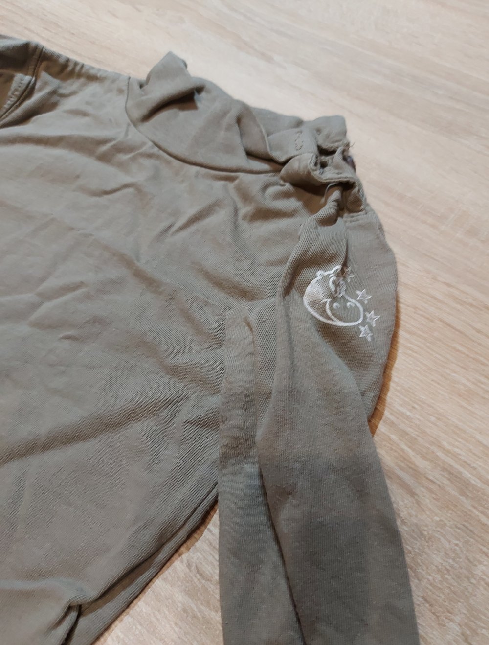 Khaki farbenes Langarmshirt mit kleinem Kragen Größe 80 Kik