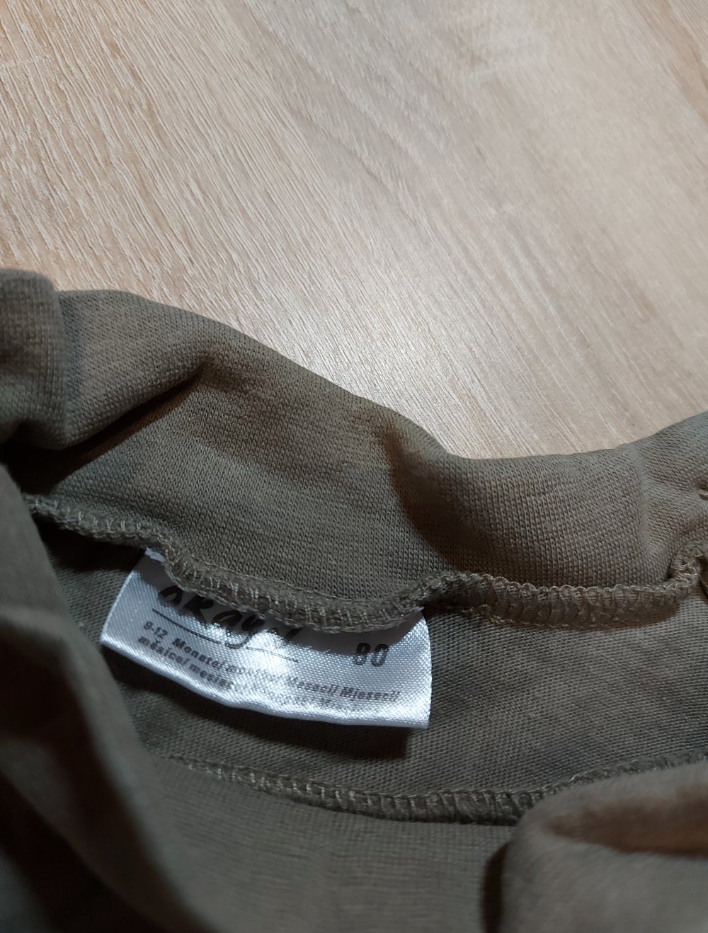 Khaki farbenes Langarmshirt mit kleinem Kragen Größe 80 Kik