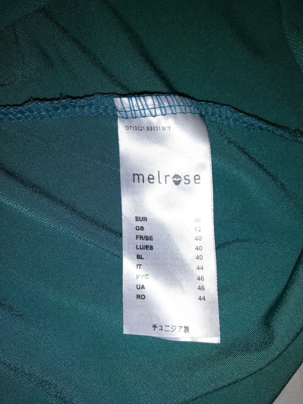 Smaragdgrünes Kleid mit Wickeloptik