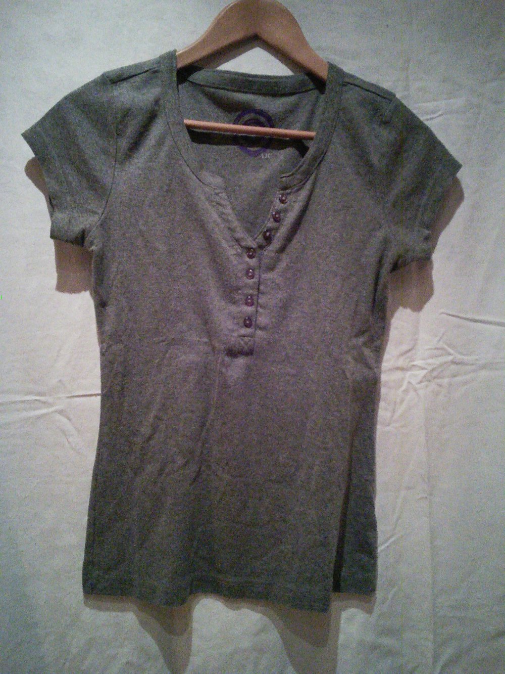 Graues T-Shirt mit Knöpfen