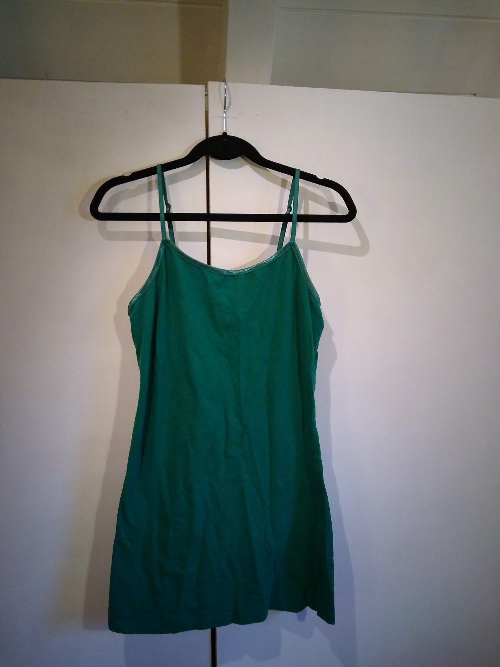 Grünes Top mit Spaghetti-Trägern