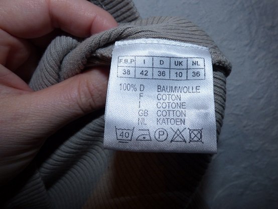 Hübsches Shirt mit Stickerei