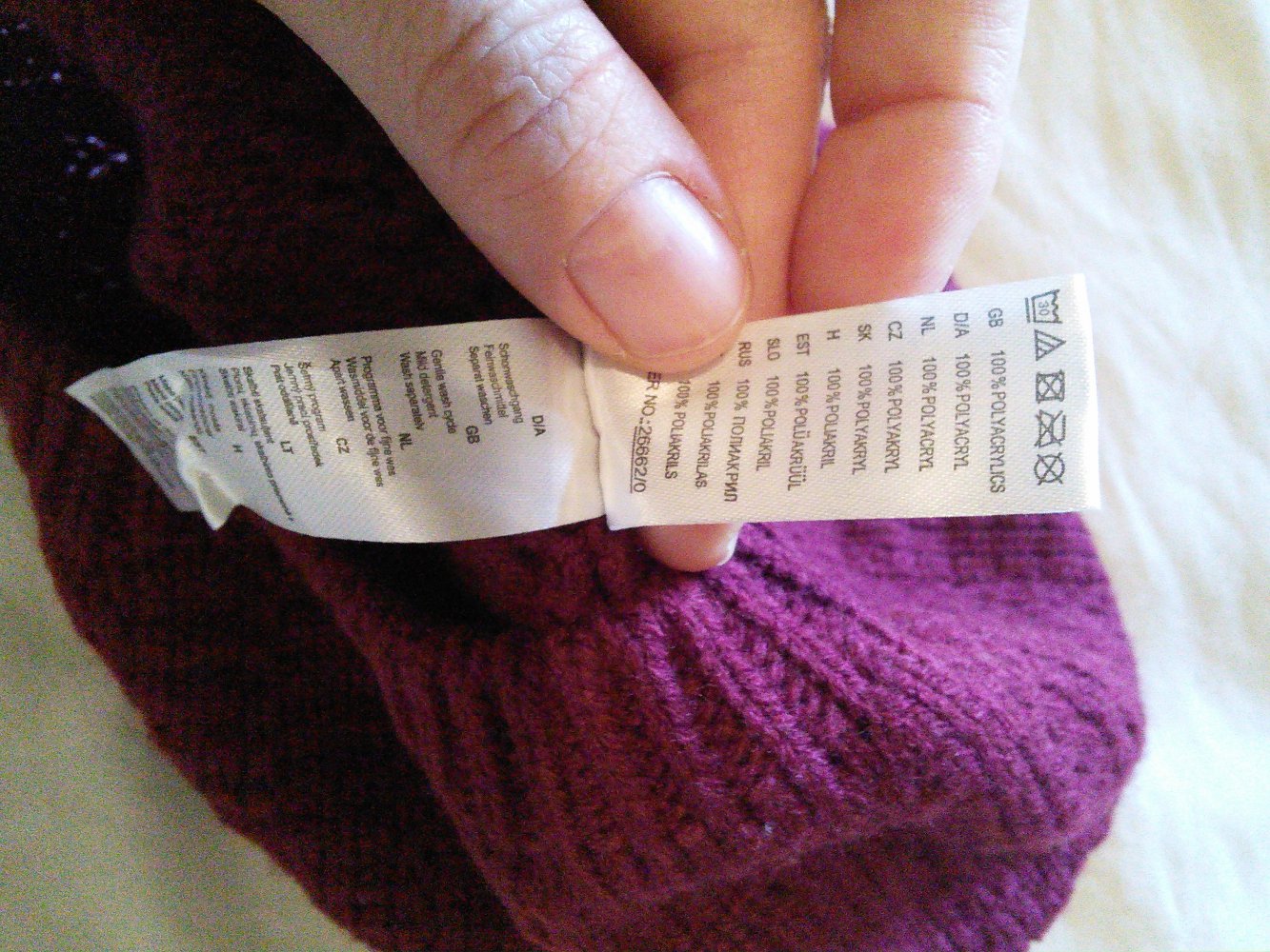 Beerenfarbene Strickbackenmütze