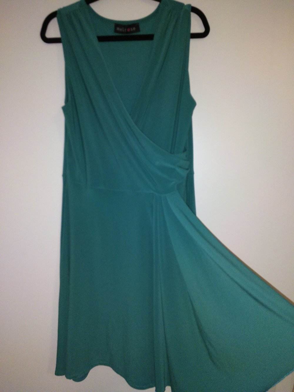 Smaragdgrünes Kleid mit Wickeloptik