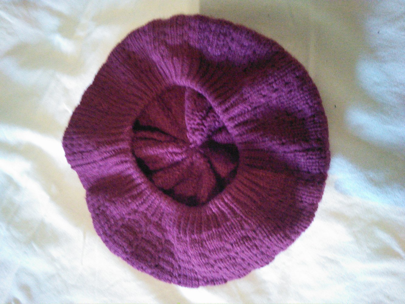 Beerenfarbene Strickbackenmütze