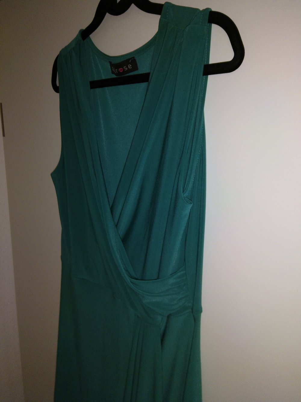 Smaragdgrünes Kleid mit Wickeloptik