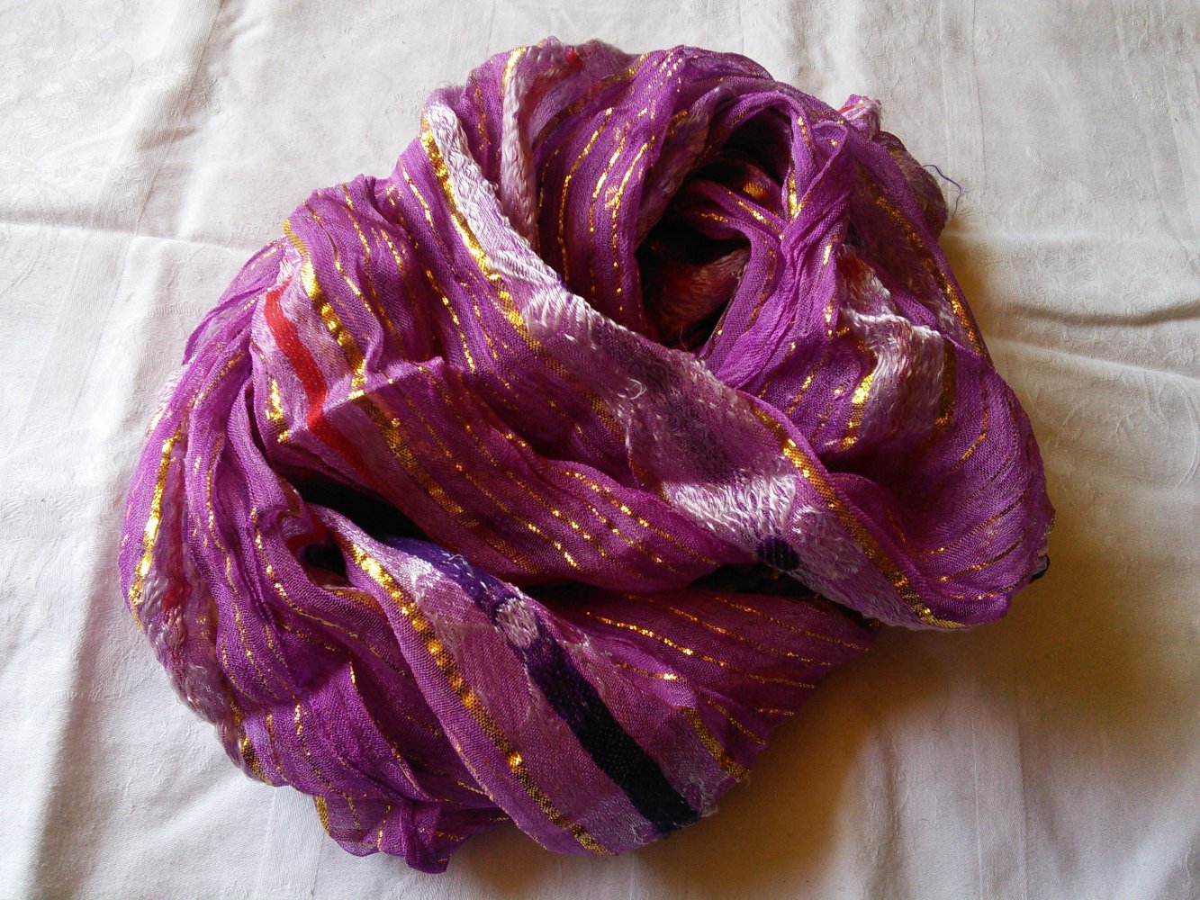 Niedliches Tuch mit goldenen Fäden